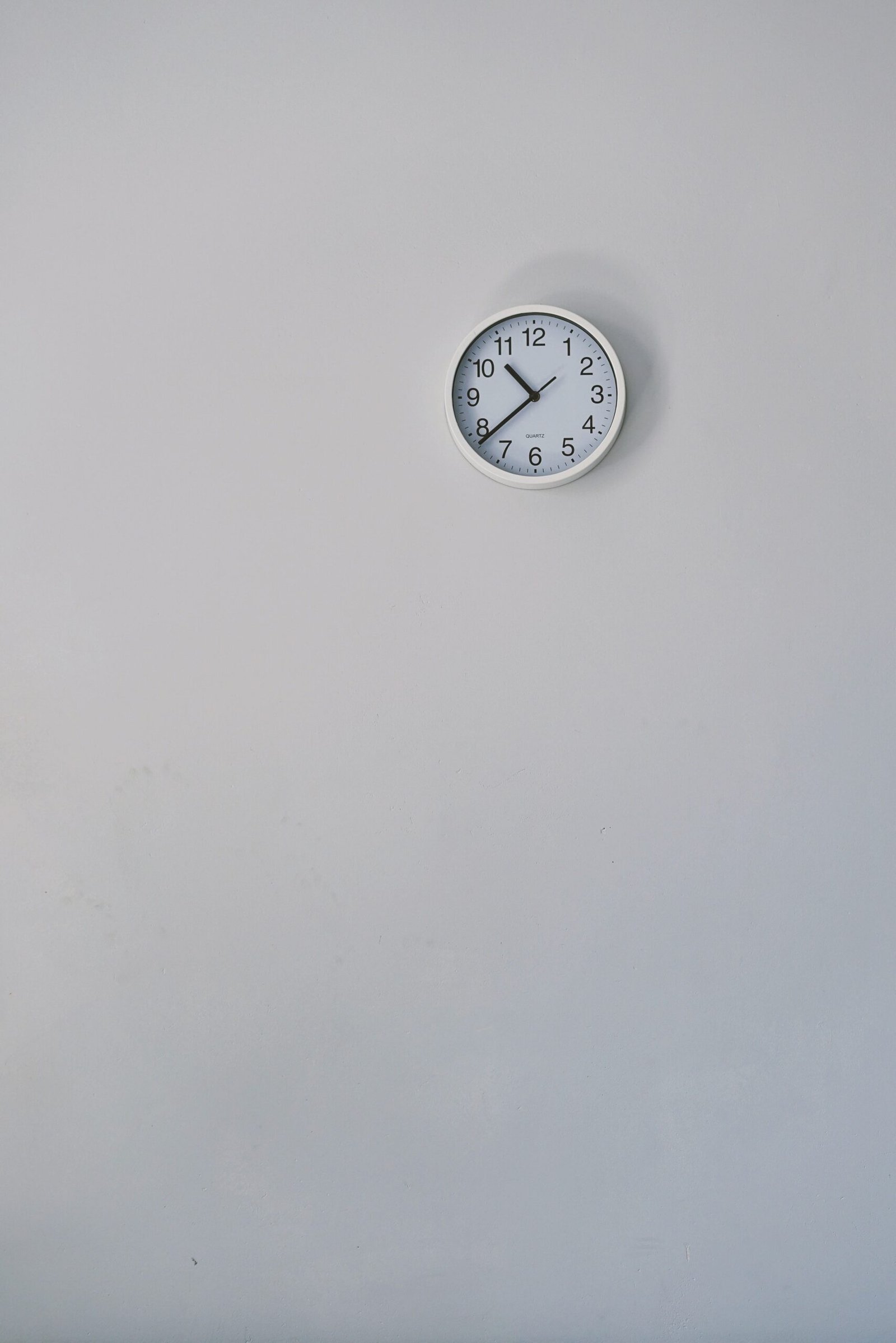 Minimalist Round Wall Clock - Image 4