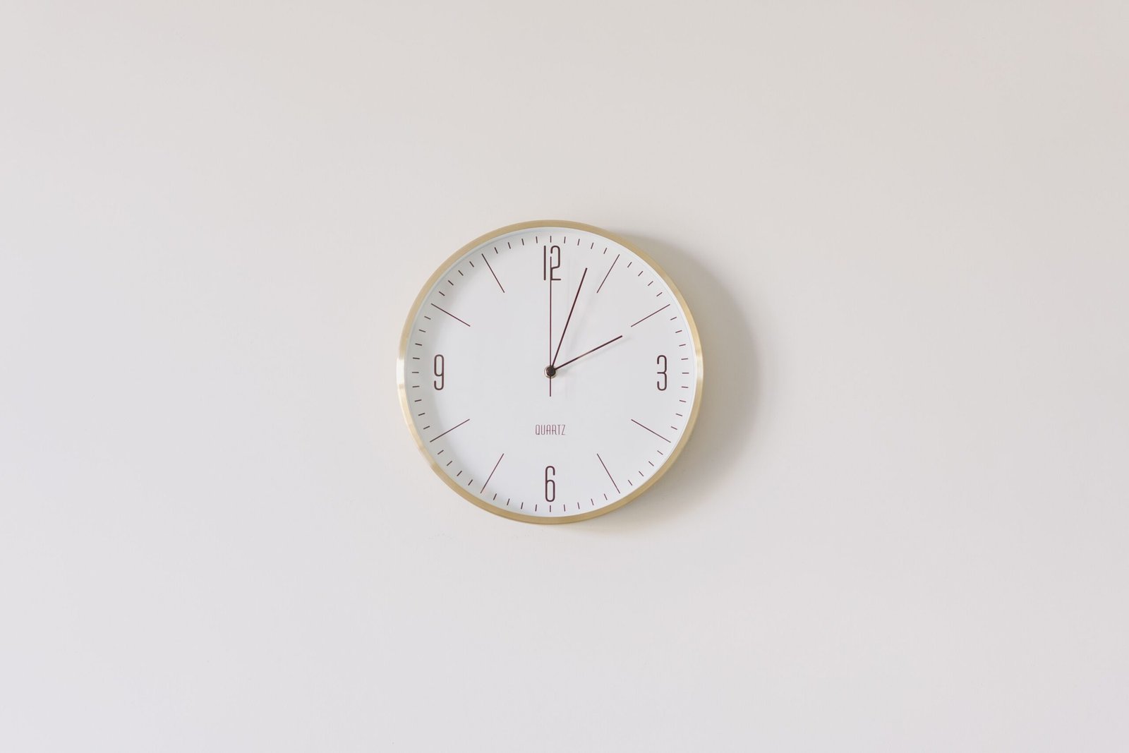 Minimalist Round Wall Clock - Image 3